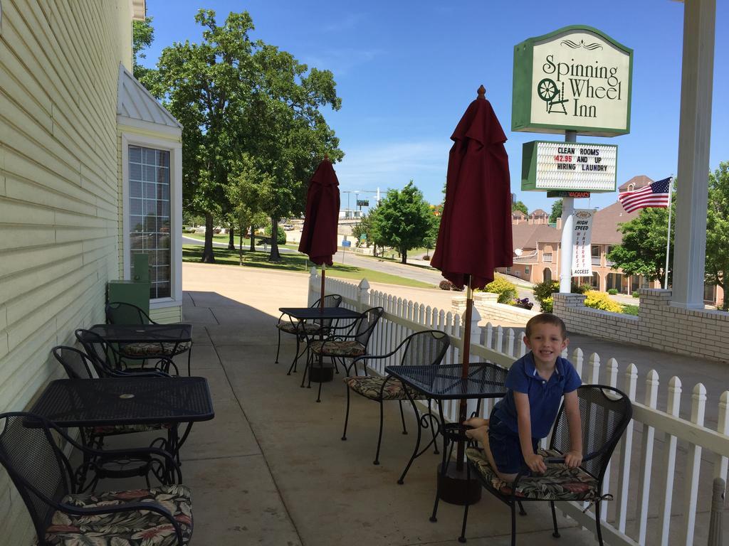 Spinning Wheel Inn Branson Esterno foto